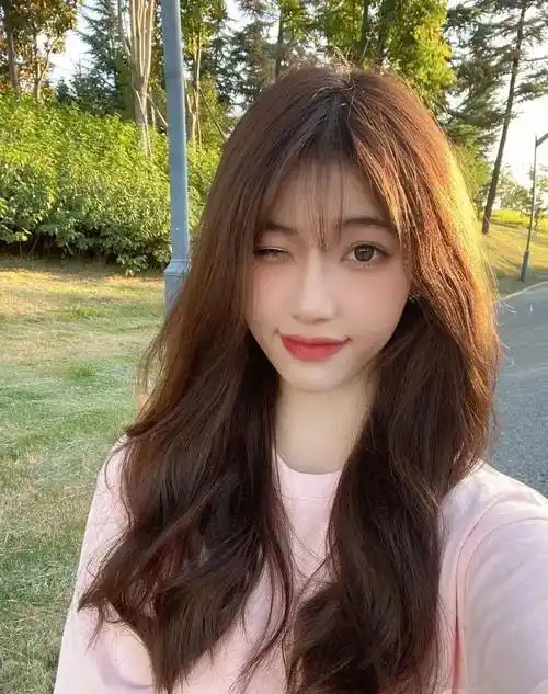 亚麻色咖啡色是一款质感显白的发色,色调纯粹,有光泽有质感.