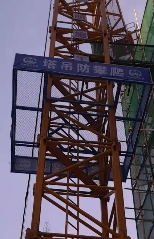 塔吊防攀爬装置 建筑工地塔吊防攀爬装置平台高空防坠落防护网围栏维