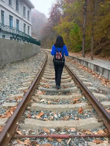 一个人孤独的走在路上,寂寞的看路边的风景也是一种别样的情怀.