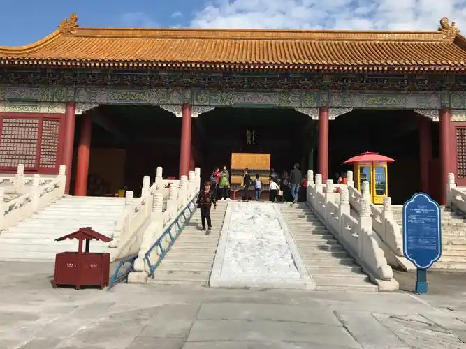 和清代的顺治,康熙两个皇帝,都以乾清宫为寝宫(自雍正始移居养心殿)