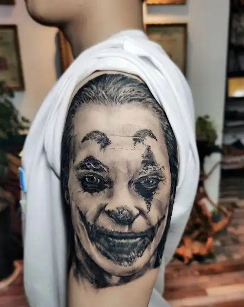 小丑,杰昆·菲尼克斯纹身图片_手臂欧美写实纹身图案