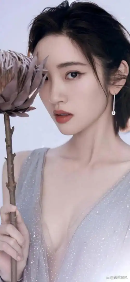 唐艺昕,这个美丽动人的名字,仿佛蕴含着一种独特的魅力