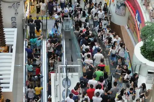 人从众!中秋节,广州的商场挤爆了