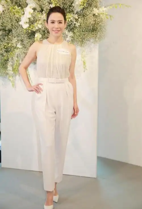 宣萱随便穿穿都有好气质,一身卡其色西服套装知性干练,气场全开