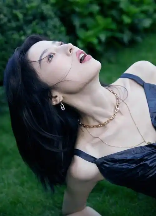 周雨彤黑色吊带装优雅恬静写真_网友_气质_女神