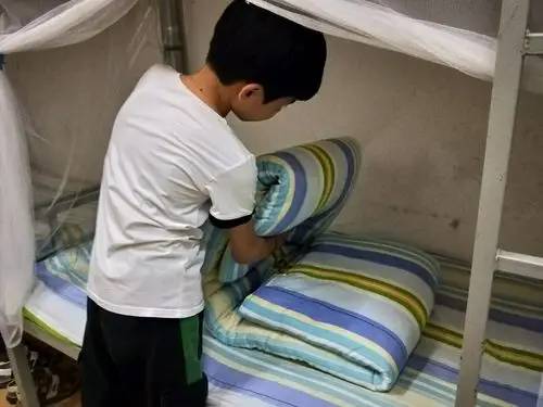 六(1)班谢登宇杰一丝不苟的叠被子