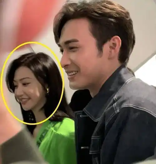 司藤扫楼生图景甜穿荧光绿却白到发光张彬彬的大头抢镜