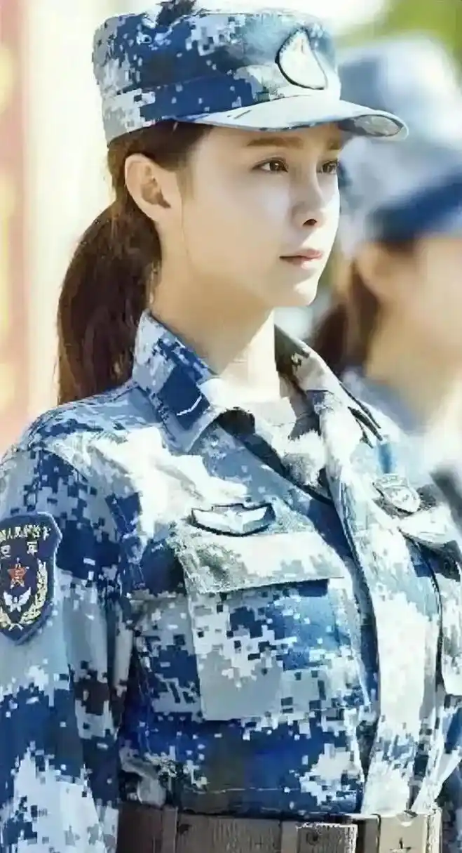 英姿飒爽空军女兵