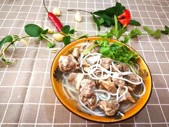 沉淀味道,一碗米线不负好时光 写美篇                 米线排骨