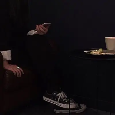 苏瓷黑色系高冷背景图