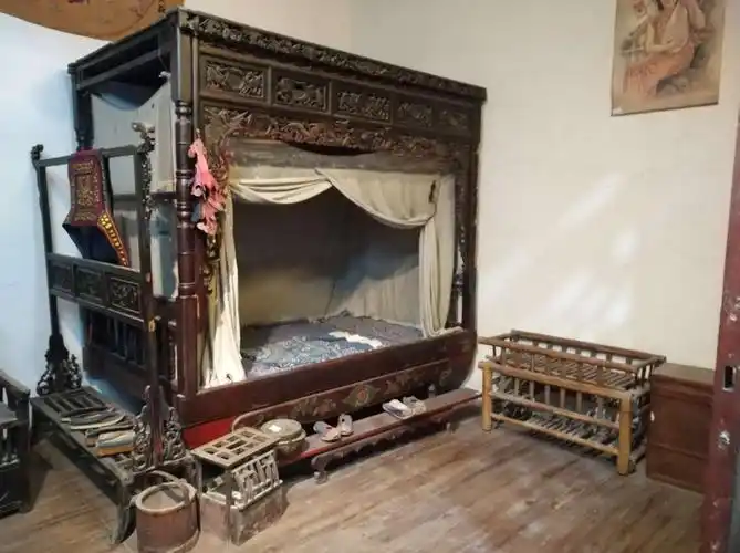 这是古代人民的卧室,精美的木雕图案蕴含了劳动人民的创造力.