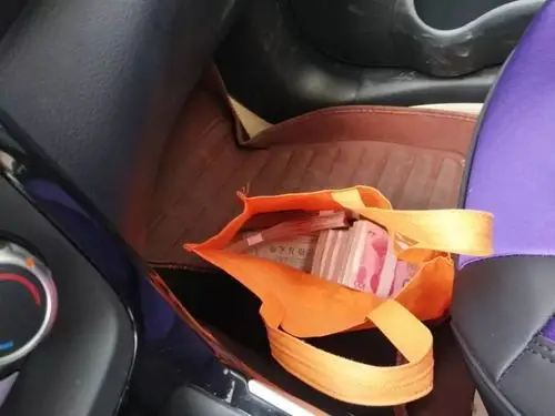 他把18万现金落在滴滴司机车里,上了火车才发现