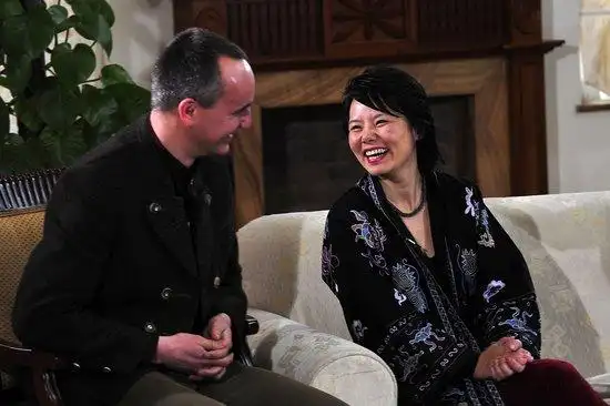 龚琳娜夫妻一对怪人