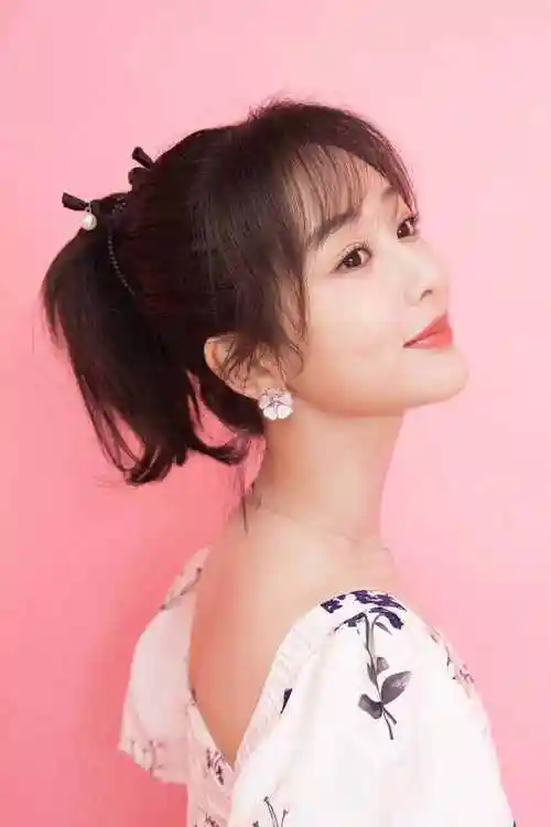 杨紫照片杨紫穿白色印花长裙拍写真