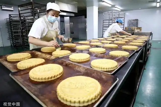 中秋月饼"轻装上阵" 手工月饼成"新宠"|月饼_新浪财经_新浪网
