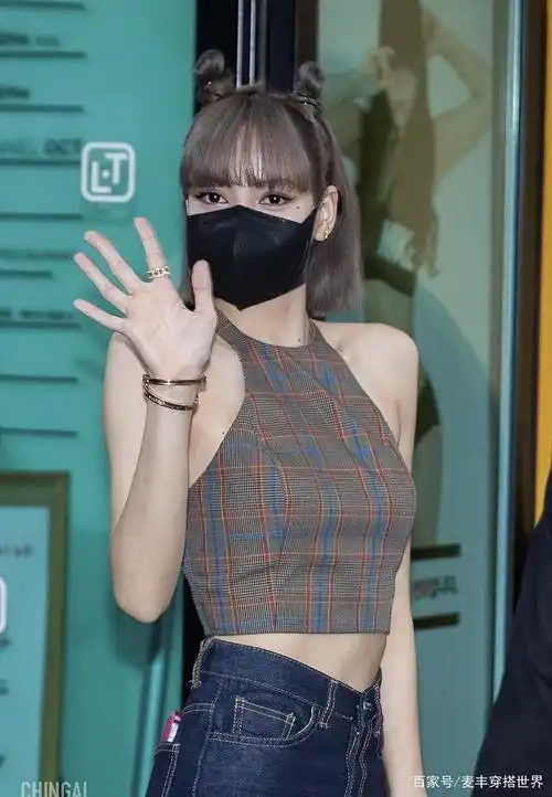 lisa最新萌萌发髻造型,挂脖背心展示直角肩,高难度比心好可爱