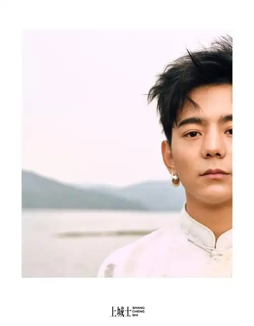 丁真红衣白马造型##丁真体验白族非遗扎染##上城士