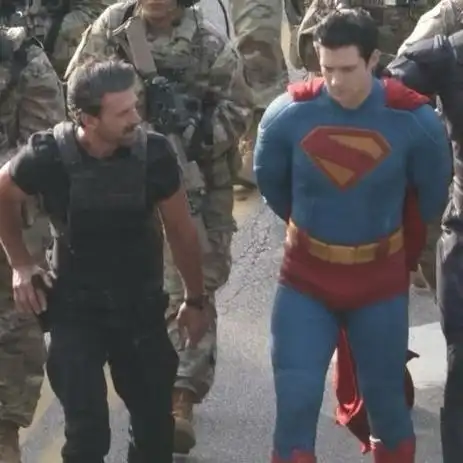 "交叉骨"弗兰克·格里罗饰演的rick flag sr登场,把超人铐下