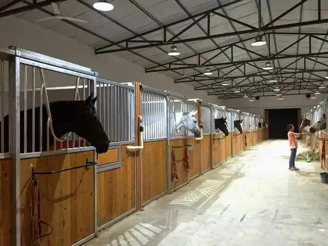 西安白鹿原马术俱乐部坐落于西安市灞桥区狄寨街道办事处风光路中段