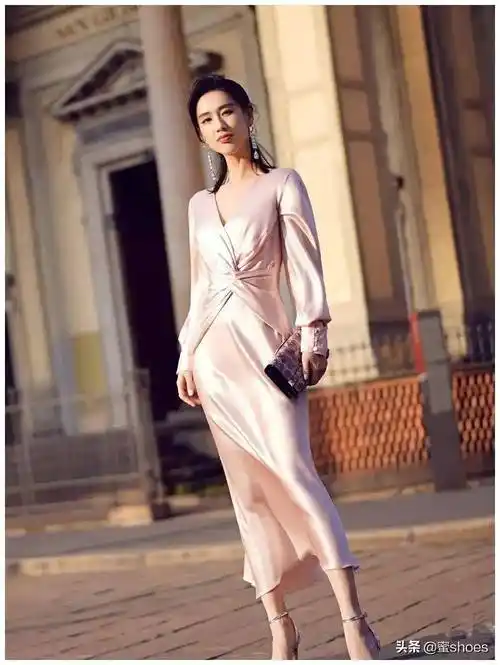 黄圣依一字带高跟鞋典型的秘密所在_时尚_黑色_妈妈