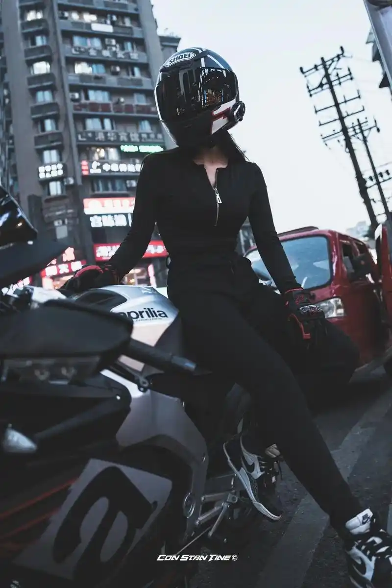 机车摄影 #最酷机车女孩 #那些被头盔封印的颜值 #图文伙 - 抖音