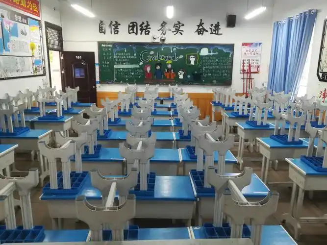 教室里课桌凳摆放整齐,每个学生的座位均间隔一米,还贴上了每