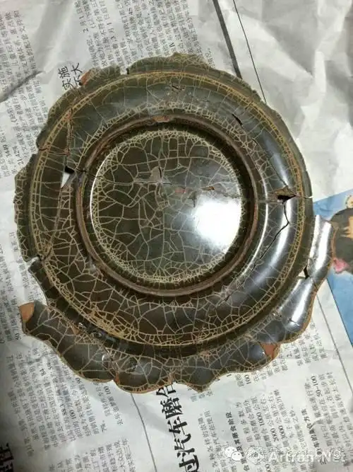 此种白纹现象在小梅,溪口和大窑一带出土的黑胎瓷片中均有发现,独以