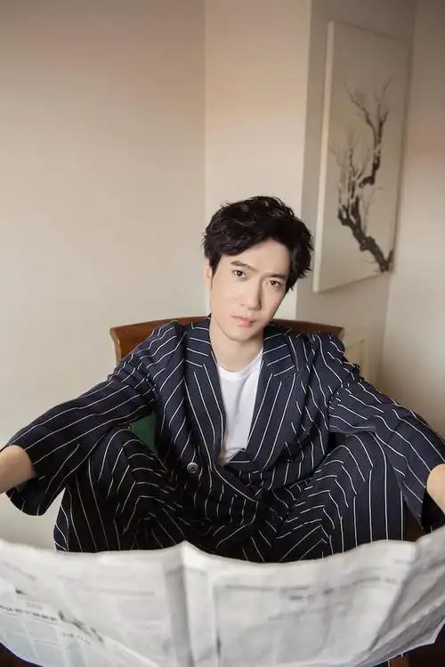 常远写真玩转慵懒复古风开启综艺穿越之旅惊喜不断