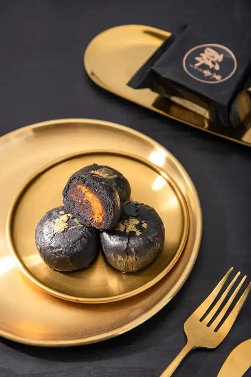 饼干拍摄糕点黑金酥蛋黄酥摄影作品