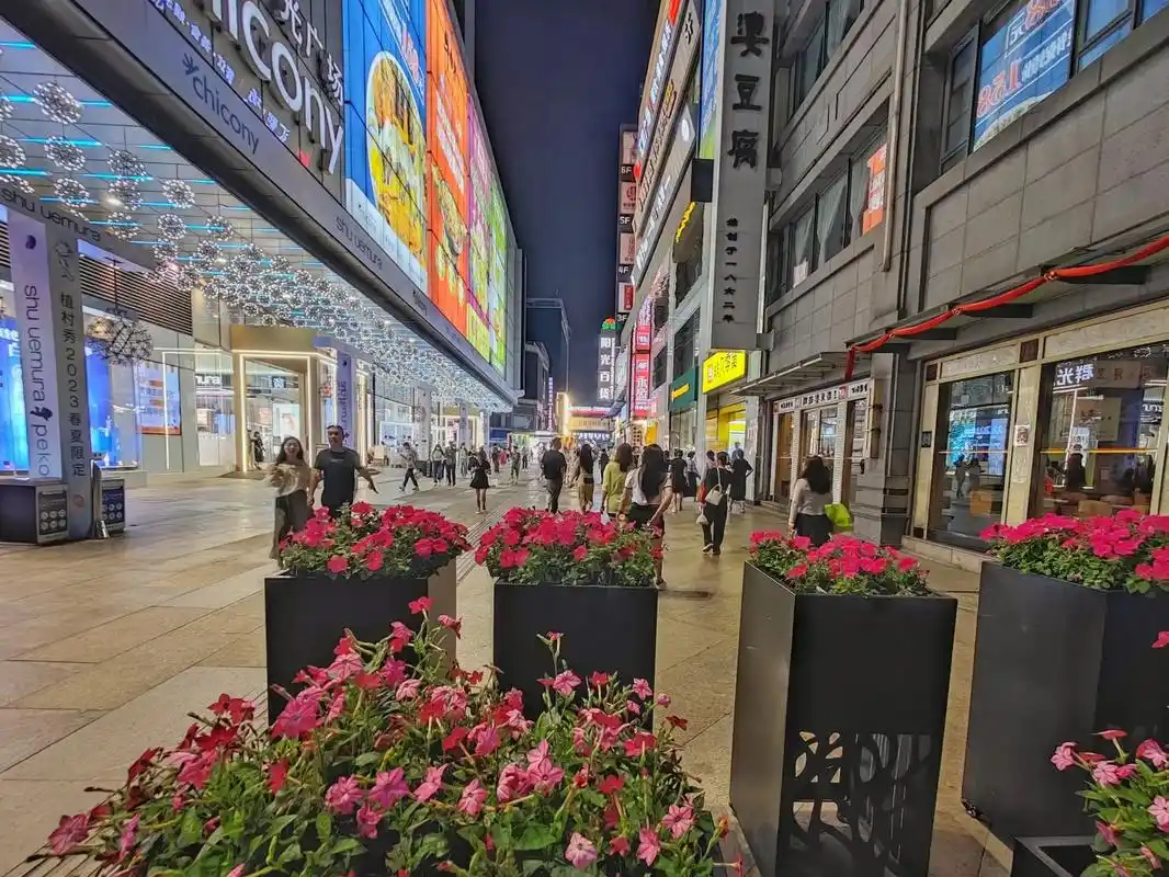 成都·春熙路.#图文来了春熙路太古里是成都的夜游胜地,夜幕降 - 抖音