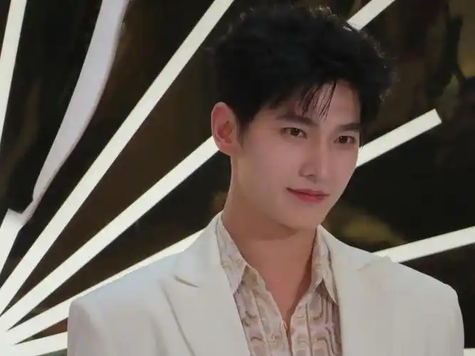 杨洋今日娇兰活动出图