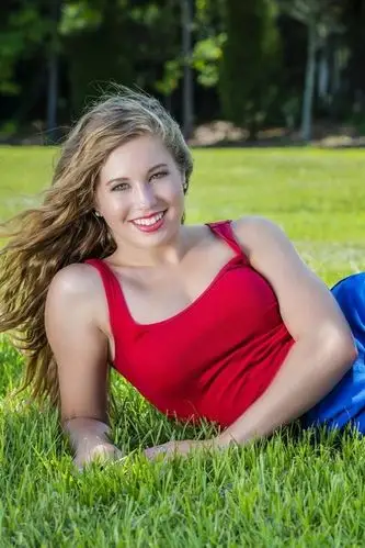 iphone 壁纸 微笑的女孩,姿势,草