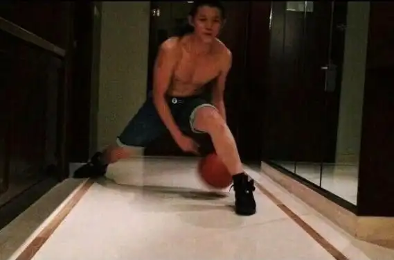 霍尊晒运动健身照,力证肌肉男形象,俊秀脸和身材真的符合吗?