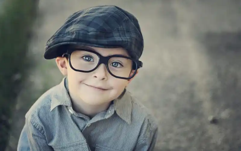 可爱帅气小男孩桌面壁纸