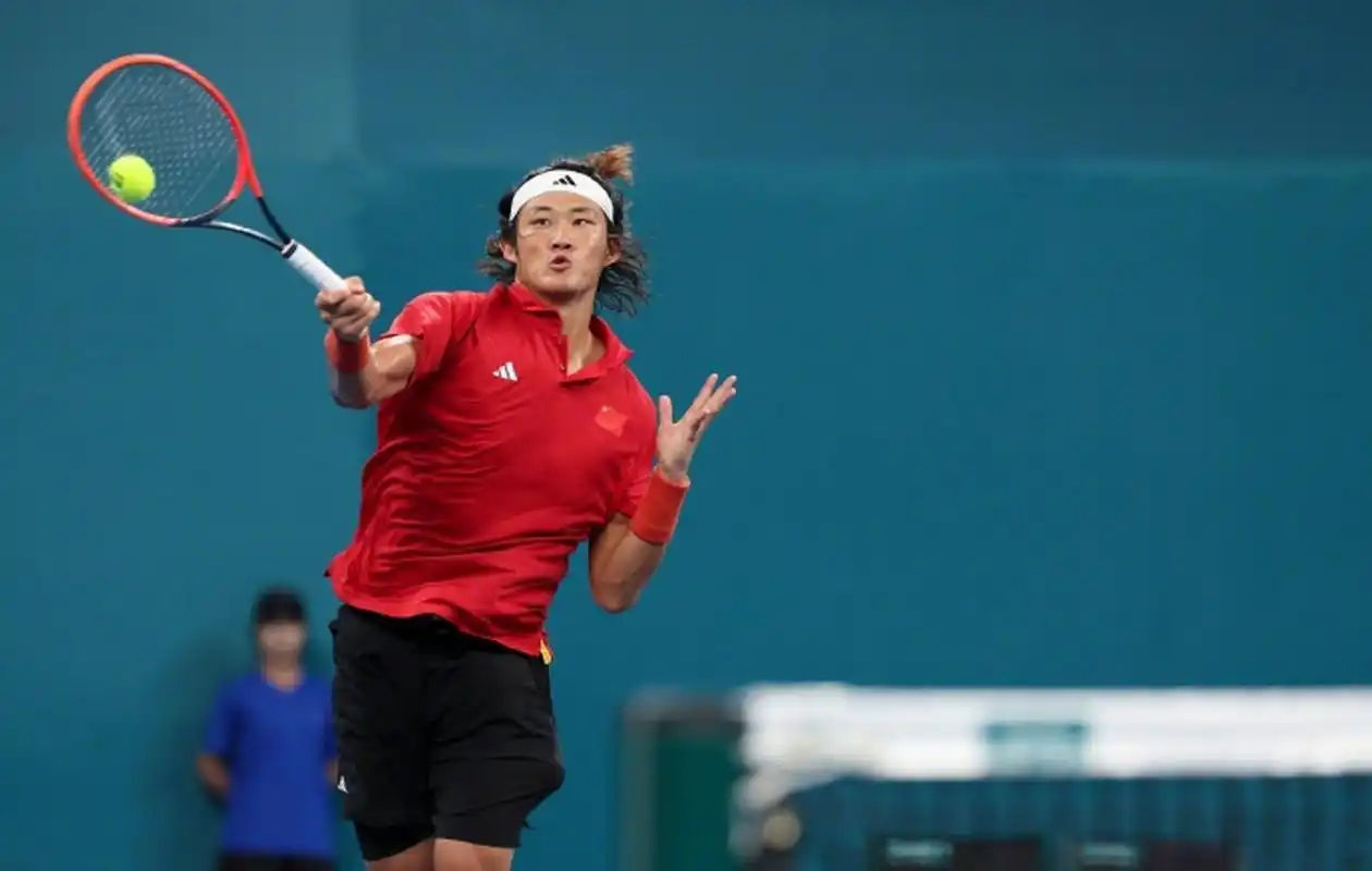 【#张之臻2比0战胜绵贯阳介# 夺网球男子单打金牌】在30日进行的杭州