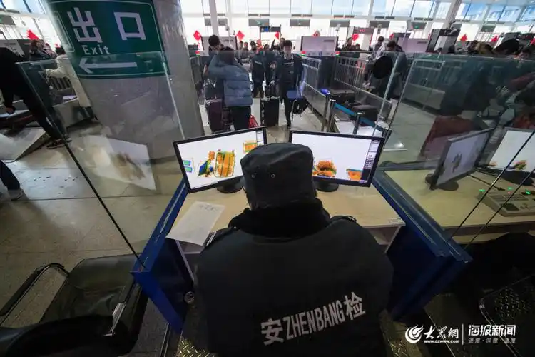 图1 安检机眼中的春运好似蜡笔画,安检人员辨画识物 大众网·海报新闻