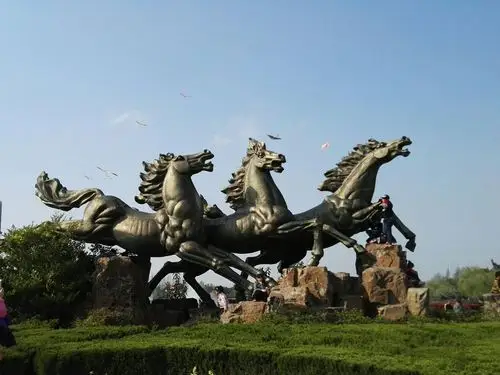 南湖的标志性建筑是三匹马,象征着马鞍山市"一马当先"的精神.