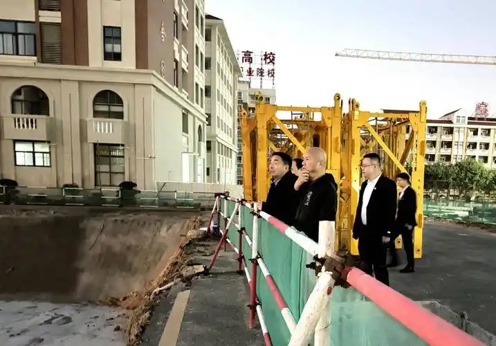 澳门金龙集团董事长陈明金莅校指导