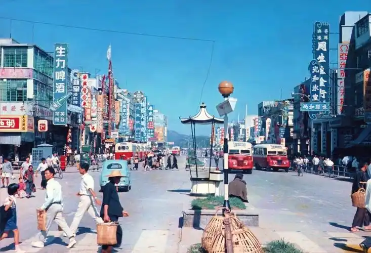 1960年的香港,双层巴士小轿车随处可见,商业街一片繁荣景象