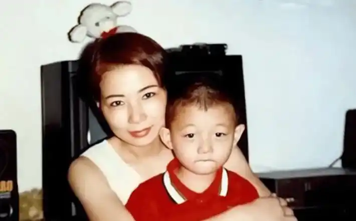 歌手火风晒出近照,现身西藏旅行,18岁女儿罕见露面