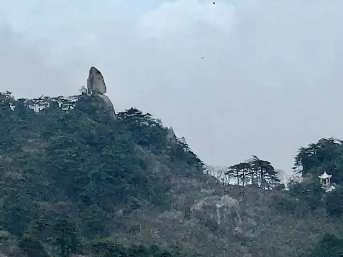 "仙桃石"它好像从天上飞下来的一个大桃子,落在山顶的石盘上.