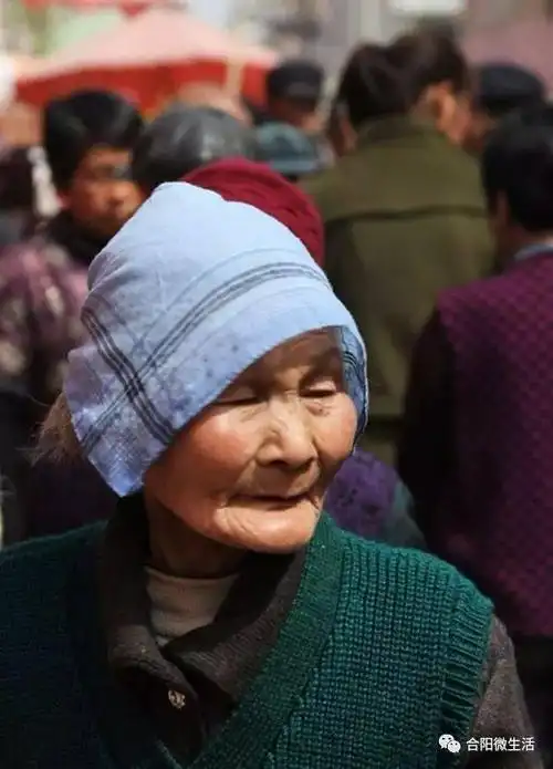 手帕        手帕,原叫帕帕,系由头巾演化而成,主要是上了岁数女性