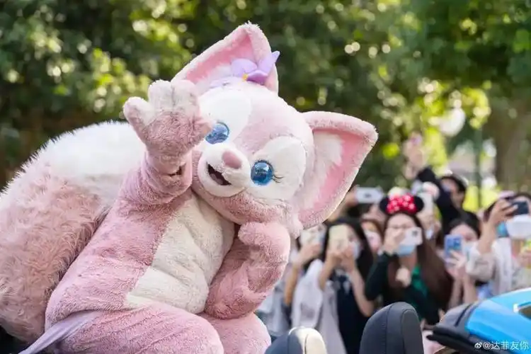 "玲娜贝儿"人偶(图片来源:上海迪士尼度假区)