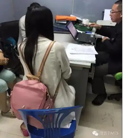 遇难者的朋友在警察局录口供