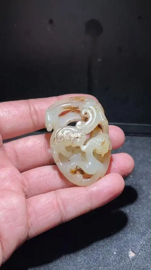 和田玉籽料螭龙鸡心佩