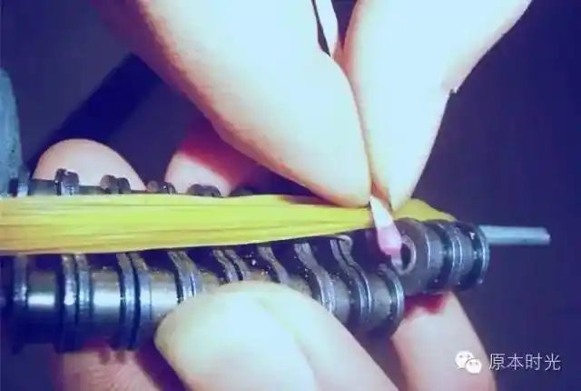 一,70年代的男孩玩具 1,火柴枪 算是一个高大上的玩具,用自行车链条