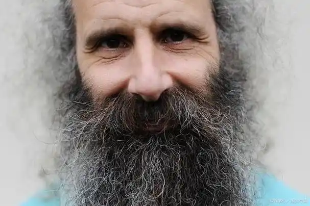 搞笑:老李总是胡子拉碴的样子,女人说他是什么男?脑筋急转弯