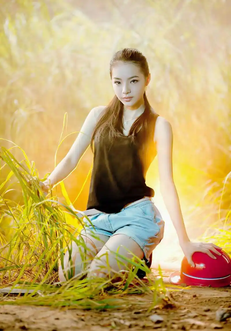 光影下一个唯美可爱的秀丽小女子