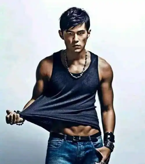 原创周杰伦化身心机boy与刘耕宏拍照却借位秀肌肉以假乱真网友幼稚鬼