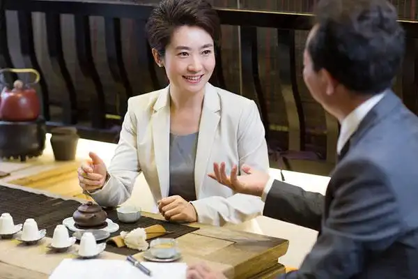 商务人士在茶馆谈生意